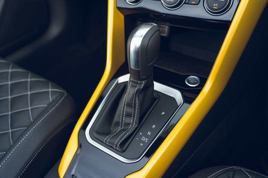 Детали интерьера Volkswagen T-Roc Cabriolet R-Line 2020 года  (UK) (фото 2 из 40)